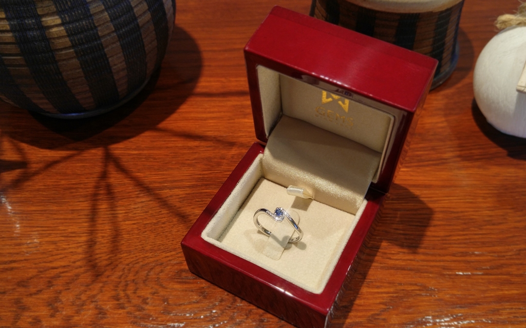 Prsten s diamanty a safírem Briline 3861126-0-54-92