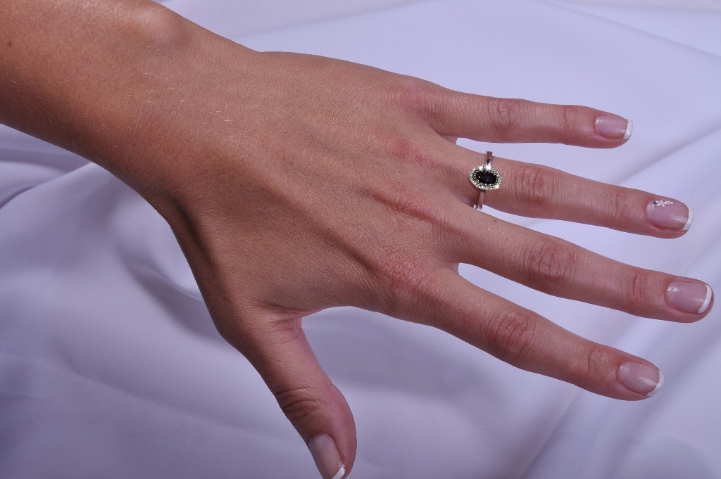 Prsten s diamanty a safírem Briline 386-0524-safir