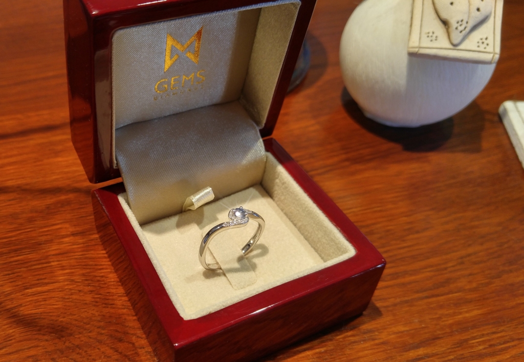 Prsten s diamanty a safírem Briline 3861126-0-54-92